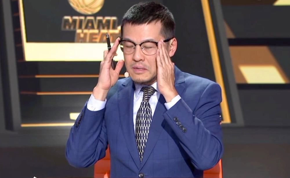 詹姆斯·怀特继续说道：另外，我刚才要你们出示的数据，也就是你们近几年来同样情况的处理案例，你们必须在今天晚上十点钟之前给到我的助理。
